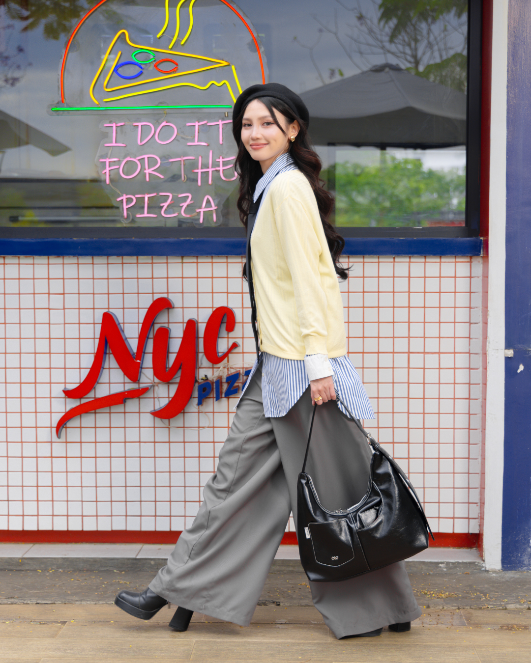SIGNATURE POCKET LEATHER HOBO BAG IN BLACK