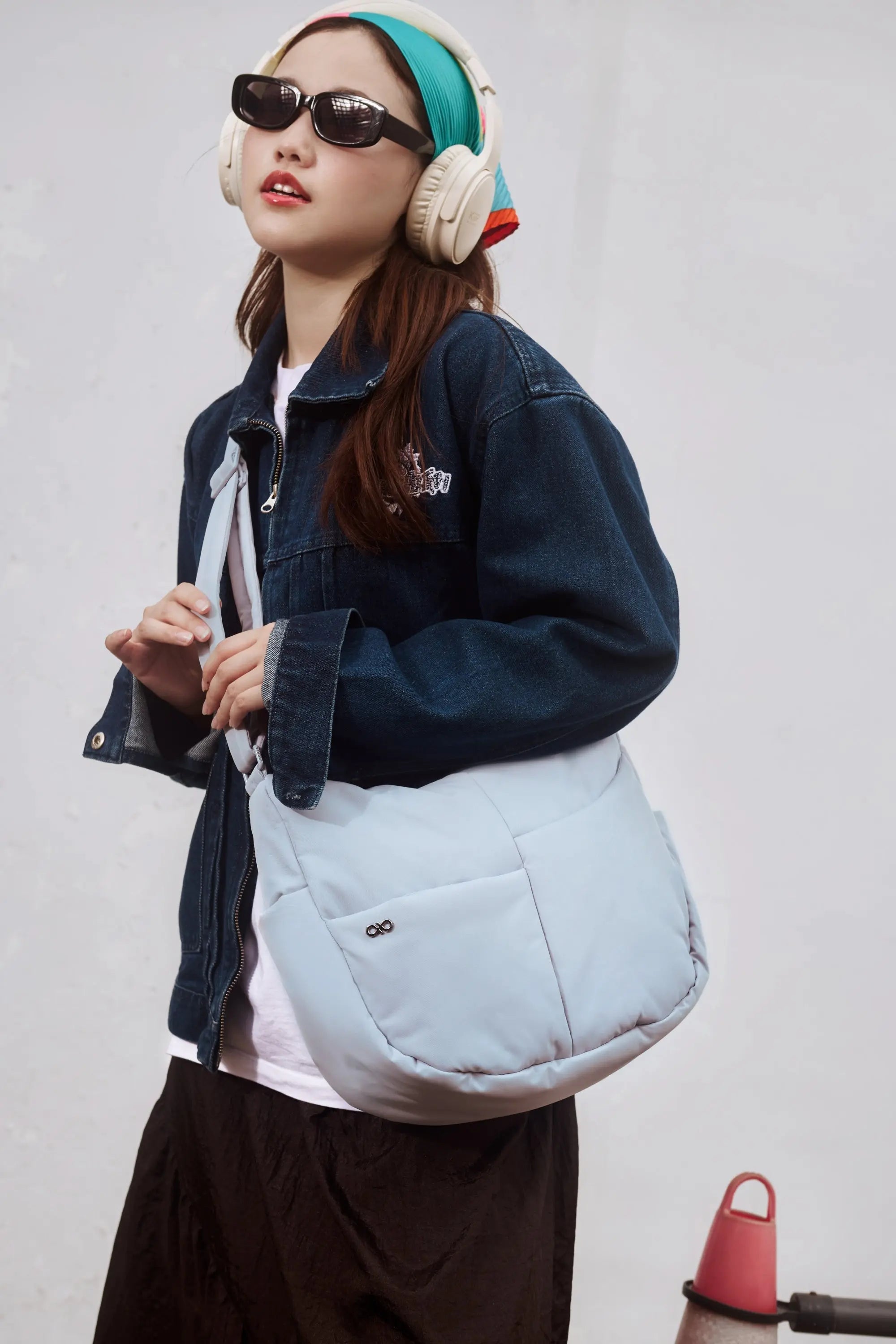 SIGNATURE POCKET CROSSBODY BAG IN COSY LUXE FROST