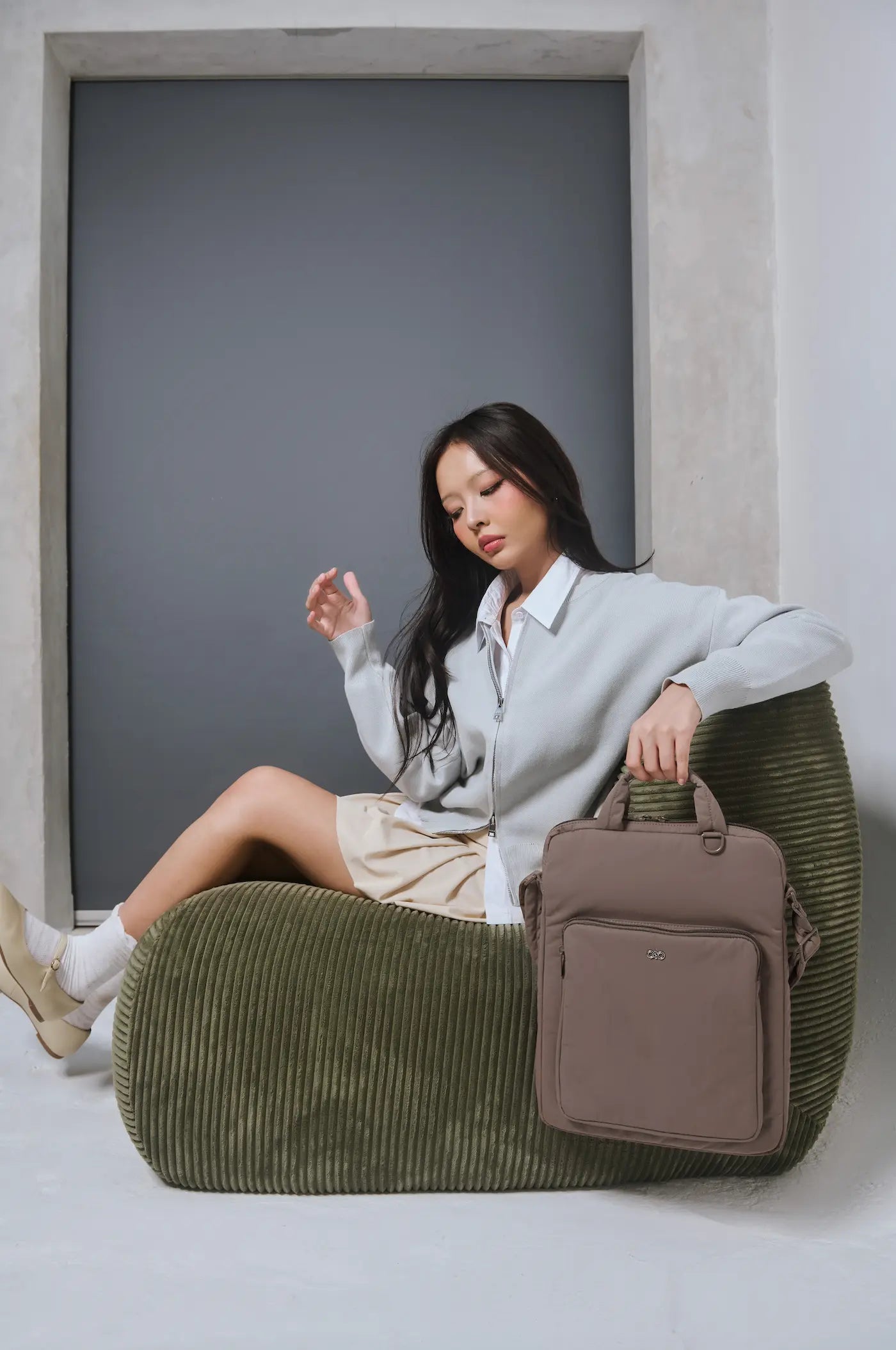 POSH LAPTOP BAG IN TAUPE