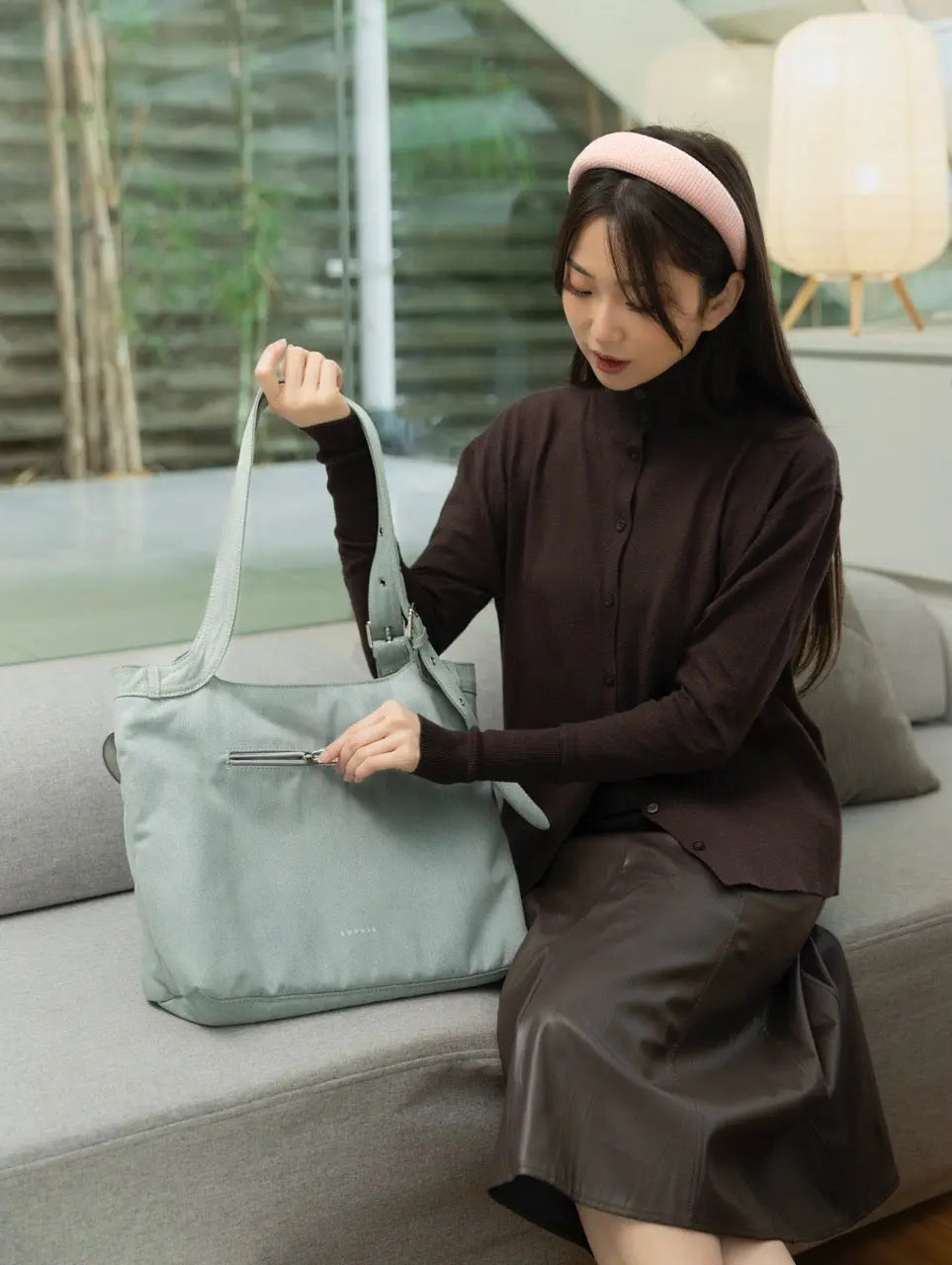 SIGNATURE POCKET DENIM TOTE BAG IN LIGHT WASH DENIM TSL Singapore