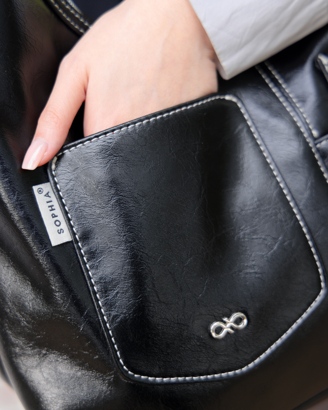 SIGNATURE POCKET LEATHER HOBO BAG IN BLACK