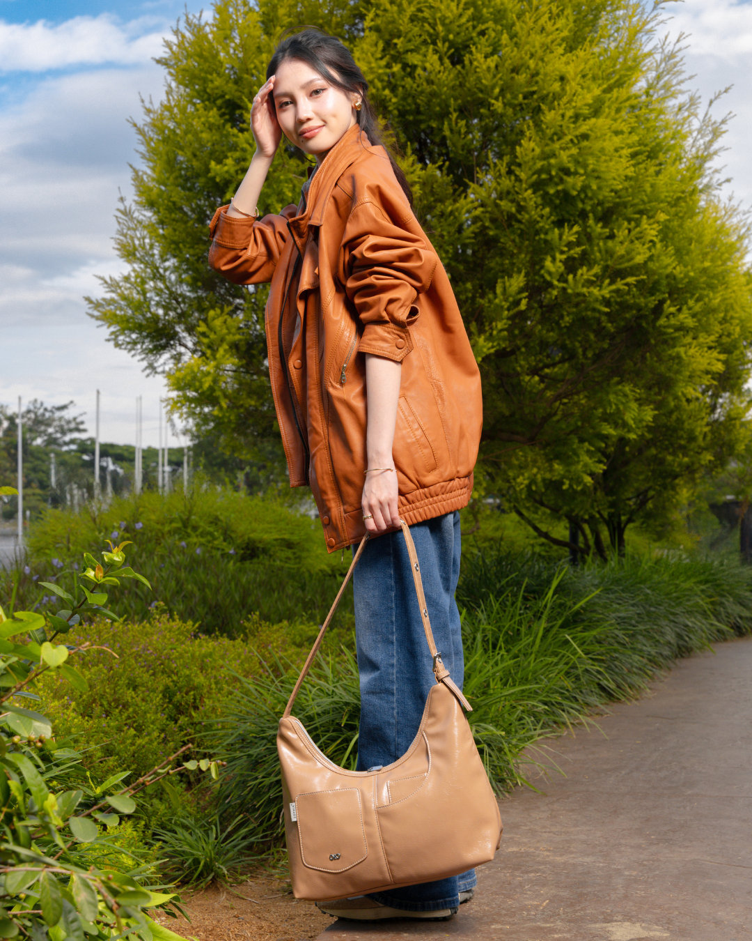 SIGNATURE POCKET LEATHER HOBO BAG IN MILK TEA