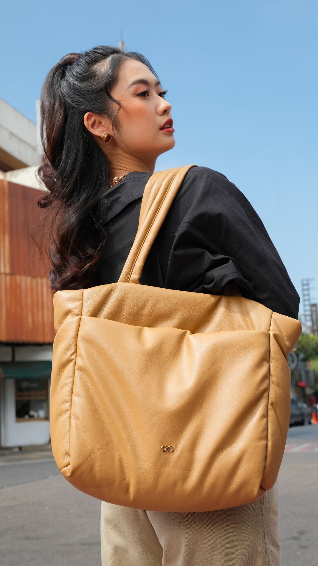 CUSHY TOTE BAG IN LATTE