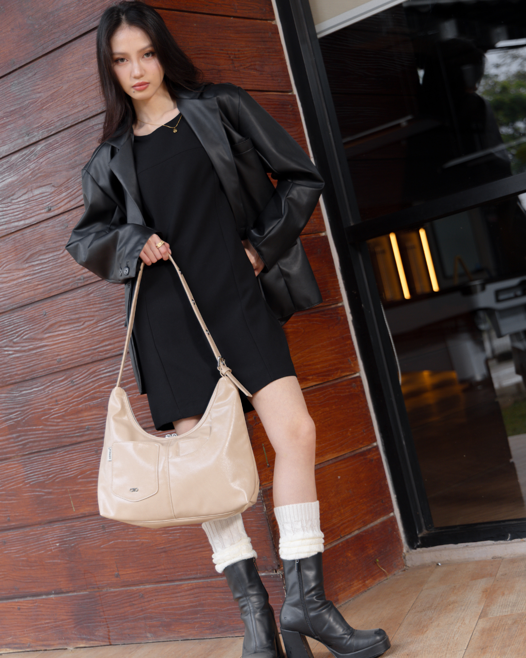 SIGNATURE POCKET LEATHER HOBO BAG IN SAND