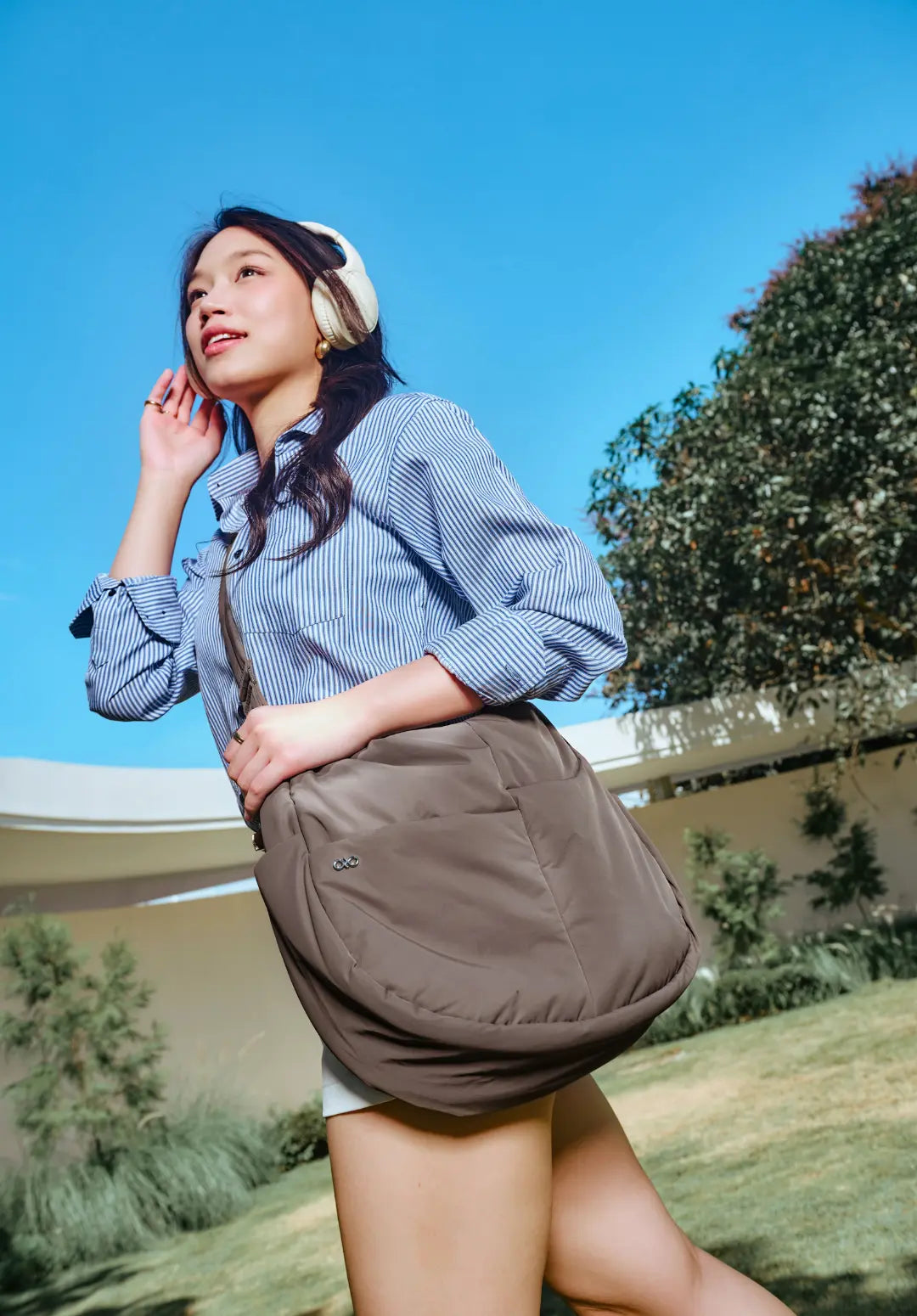 XL SIGNATURE POCKET CROSSBODY BAG IN TAUPE 