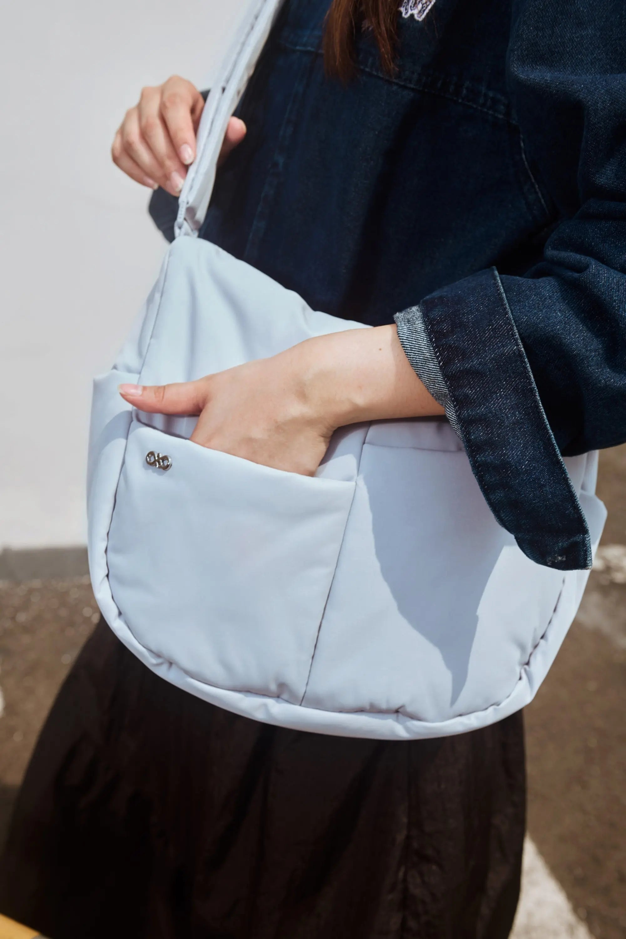 SIGNATURE POCKET CROSSBODY BAG IN COSY LUXE FROST 