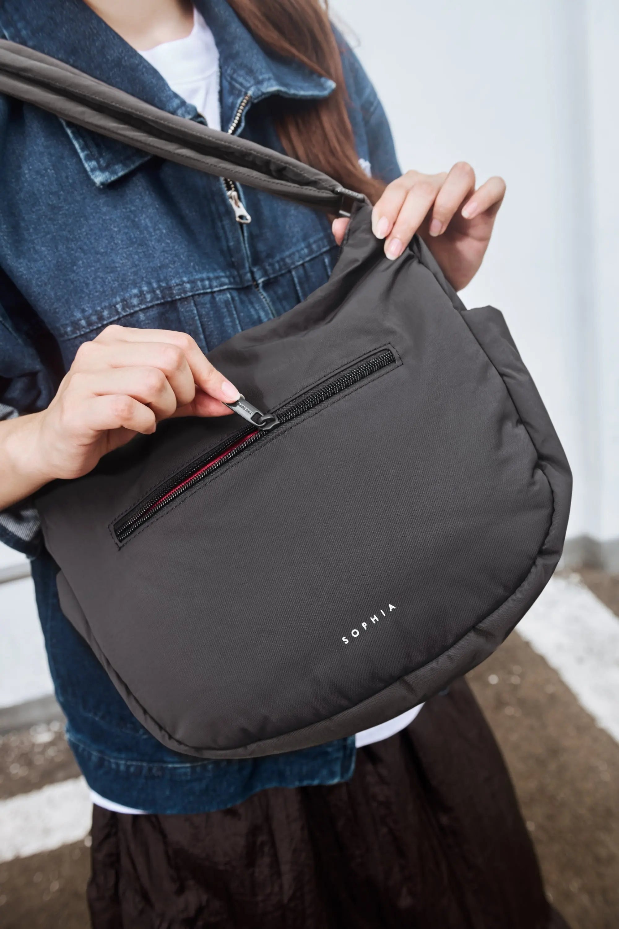 SIGNATURE POCKET CROSSBODY BAG IN POSH STORM GREY 