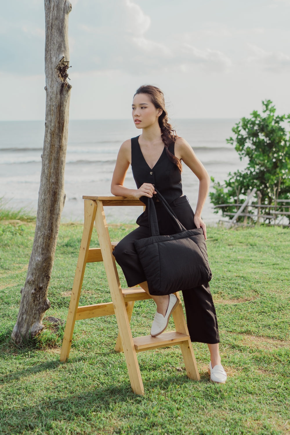 COSY PUFFY TOTE BAG IN JET BLACK