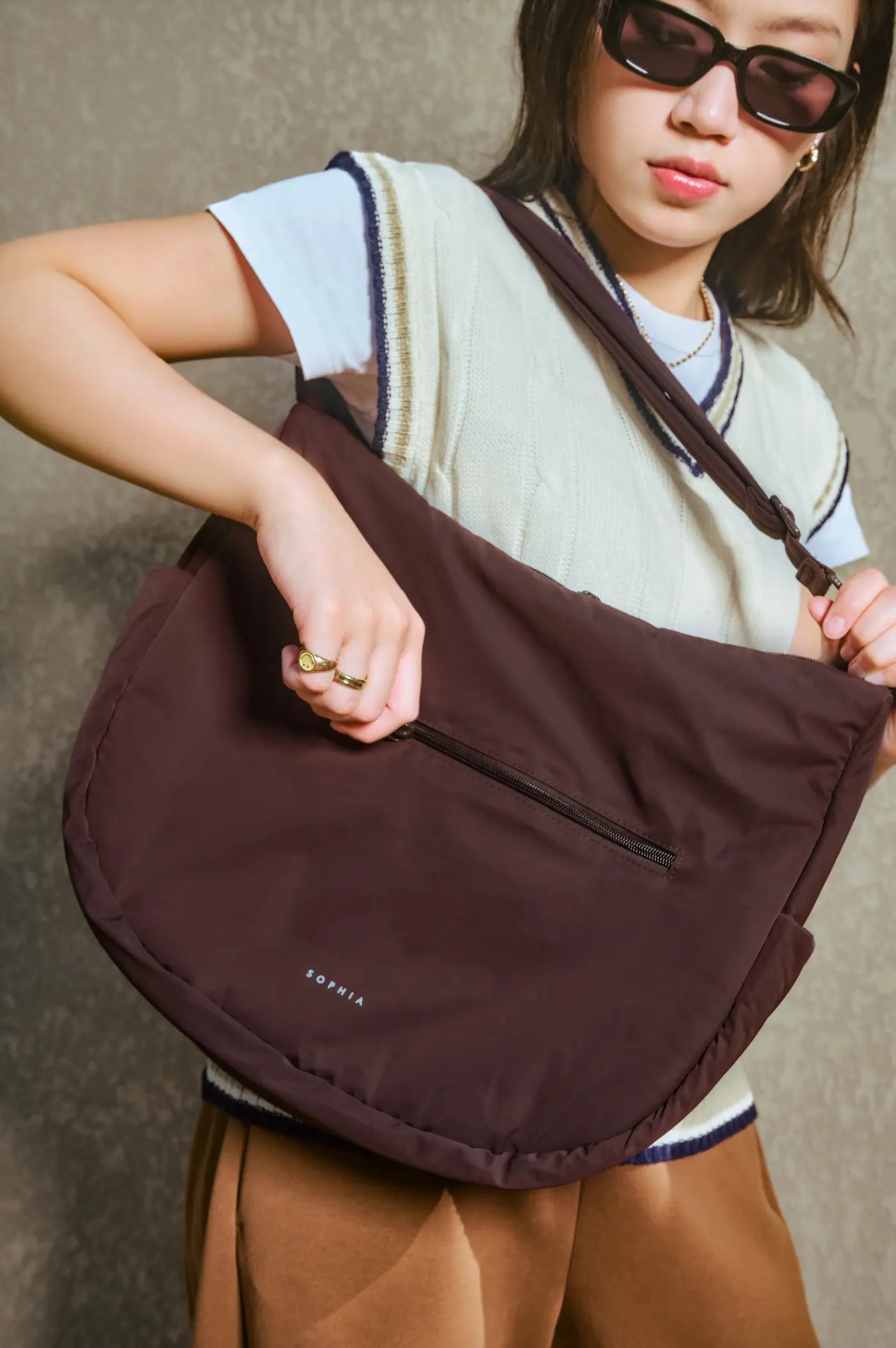 XL SIGNATURE POCKET CROSSBODY BAG IN CHOCO 