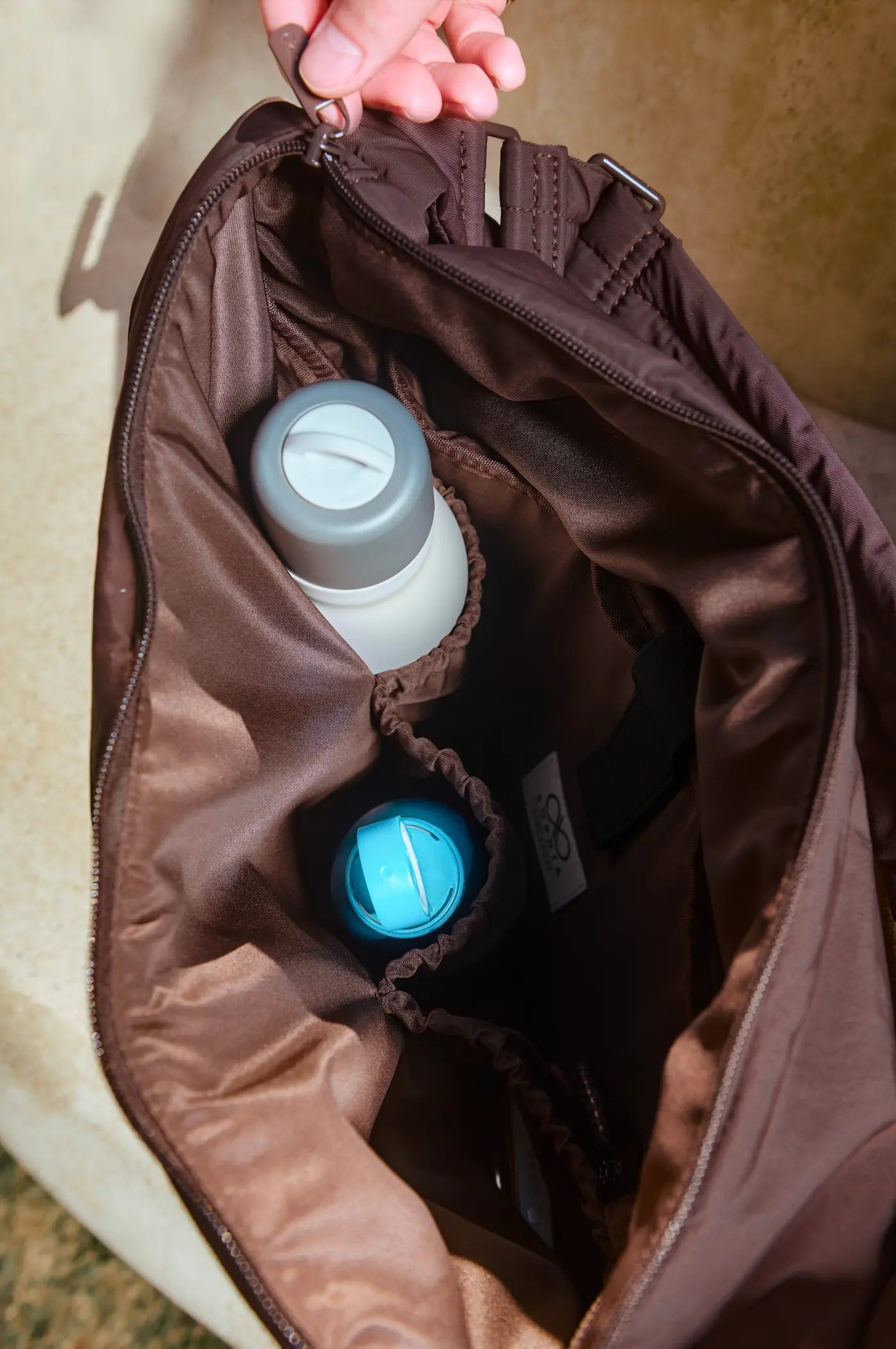 XL SIGNATURE POCKET CROSSBODY BAG IN CHOCO 