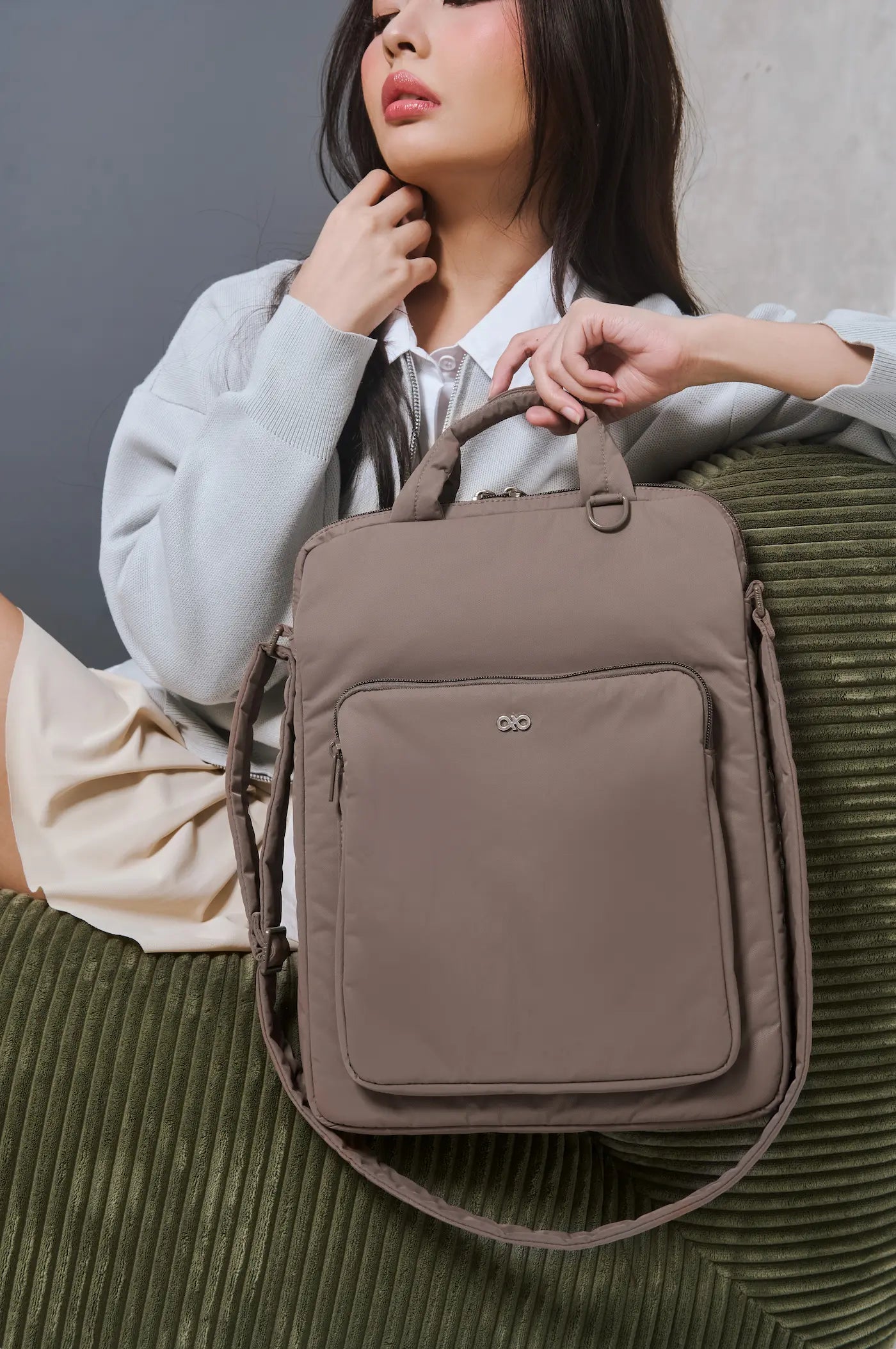 POSH LAPTOP BAG IN TAUPE 