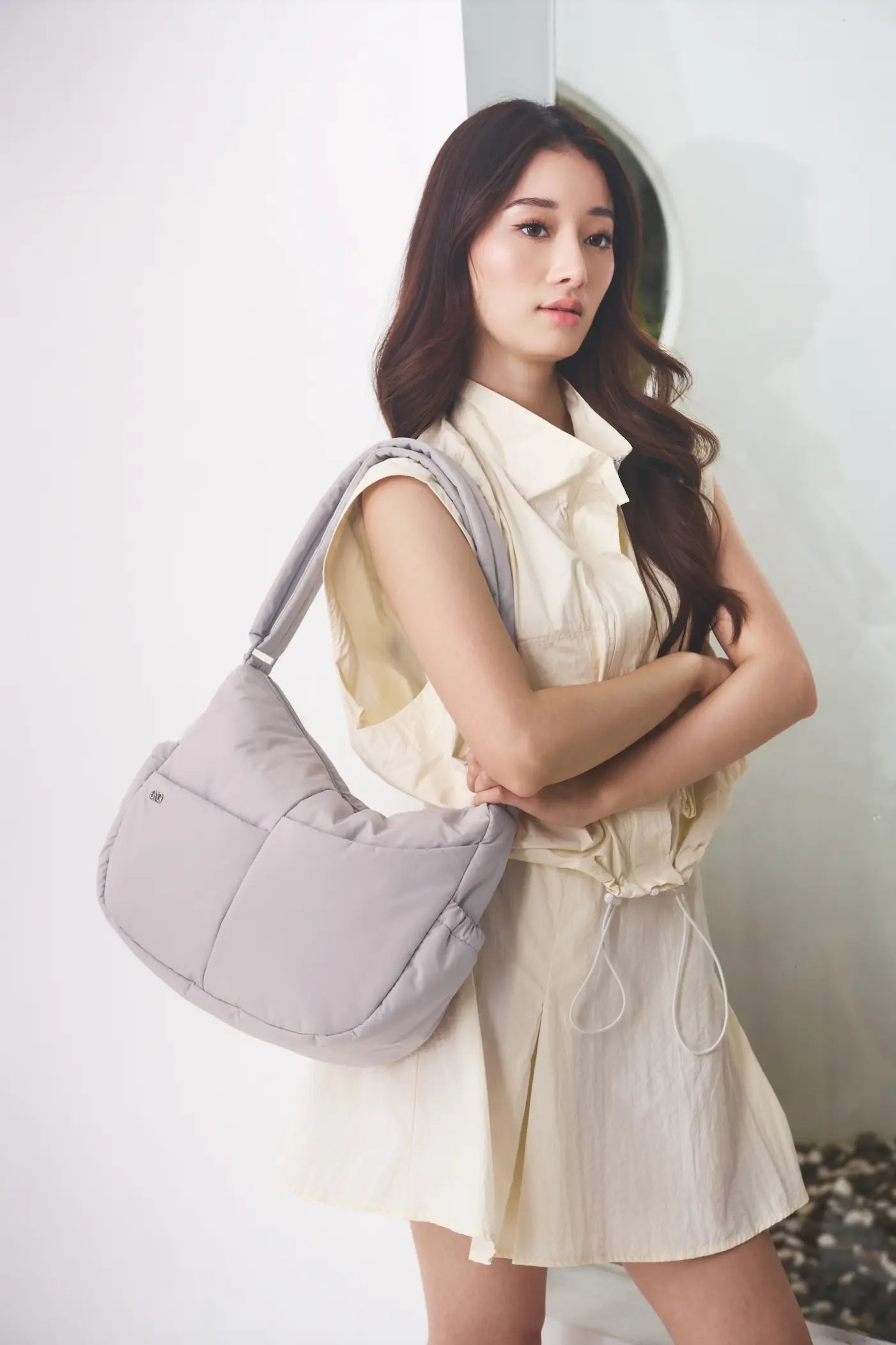 SIGNATURE POCKET CROSSBODY BAG 2.0 IN COSY DOVE GREY 