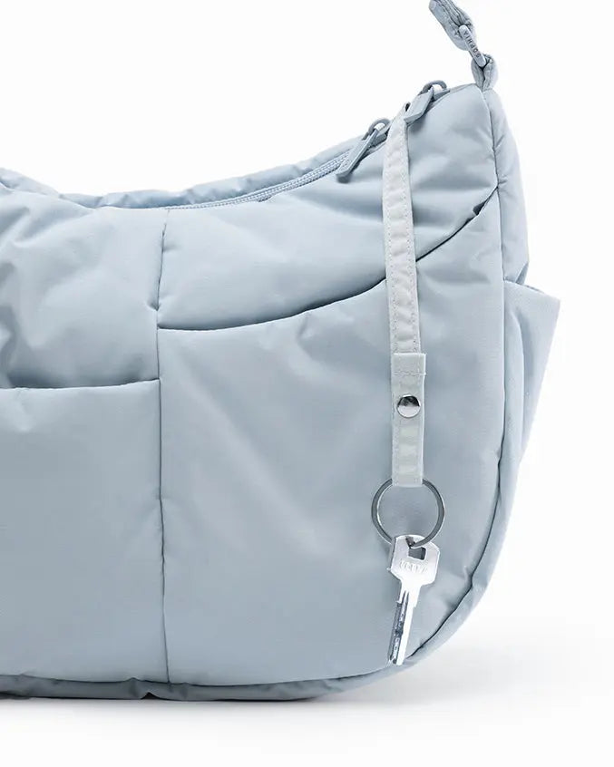 SIGNATURE POCKET CROSSBODY BAG IN COSY LUXE FROST 