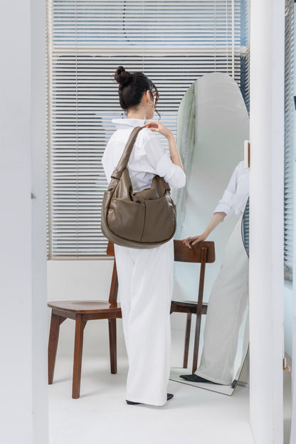 SIGNATURE POCKET SLOUCHY HOBO IN OLIVE