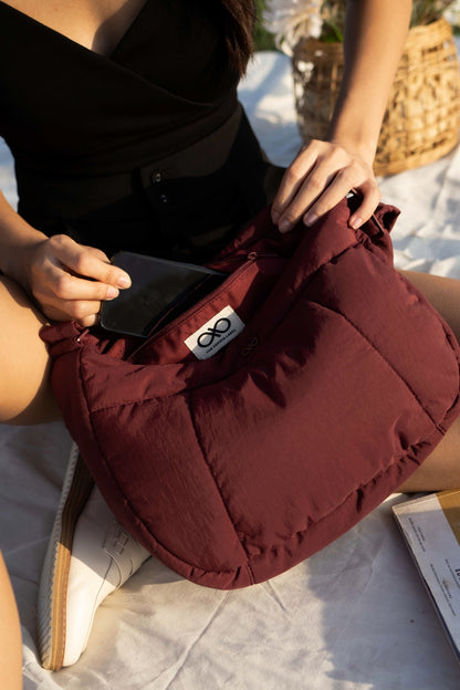 COSY PUFFY CROSSBODY BAG IN WINE