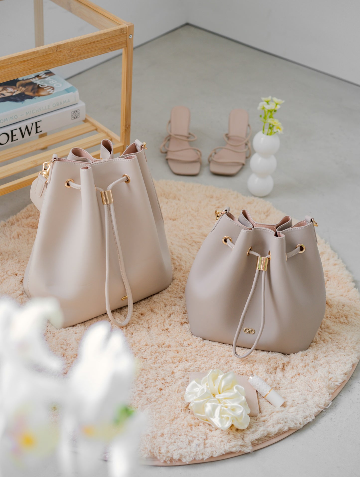 REINA MAGIC BUCKET BAG IN TAUPE