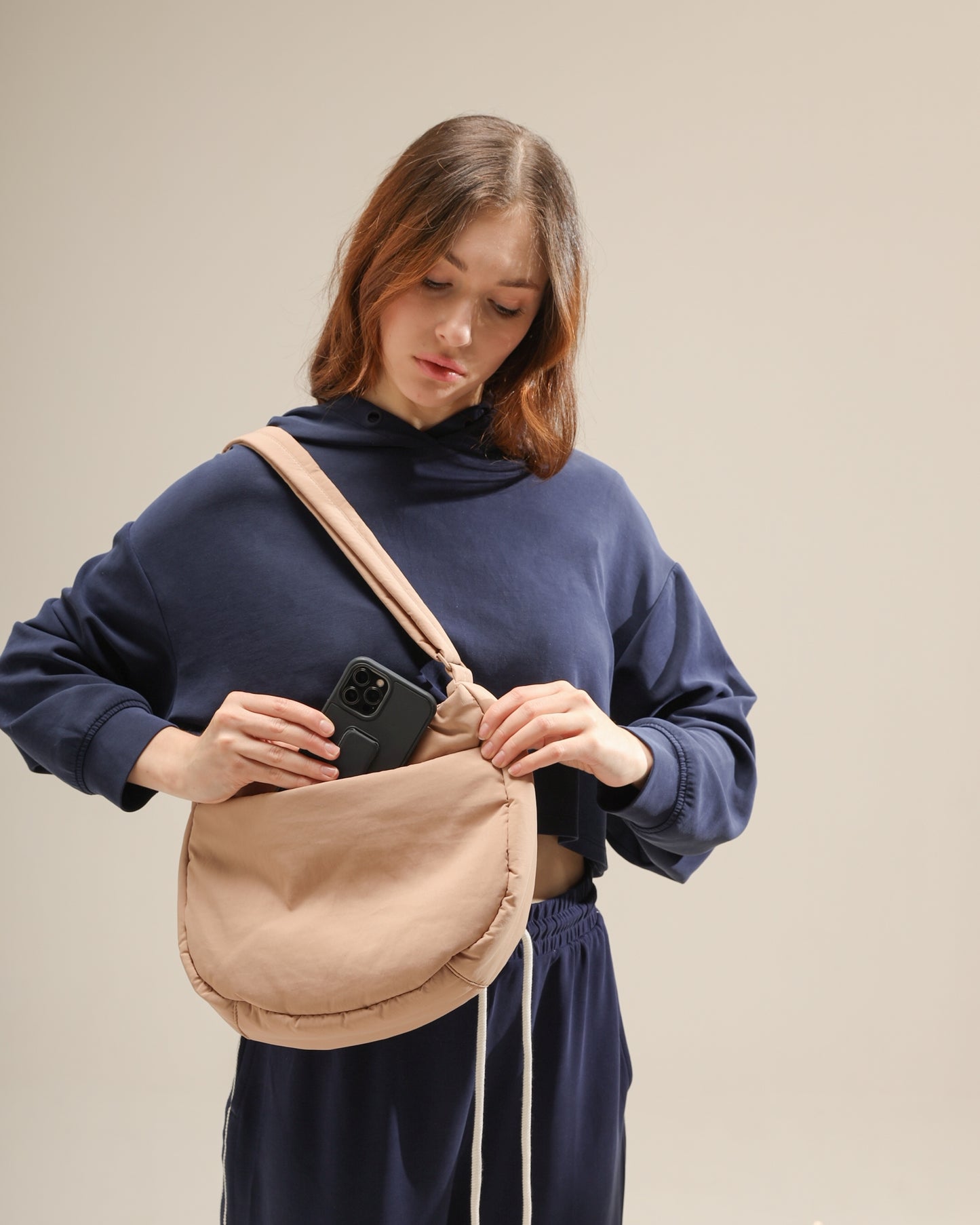 COSY PUFFY CROSSBODY BAG IN MOCHA