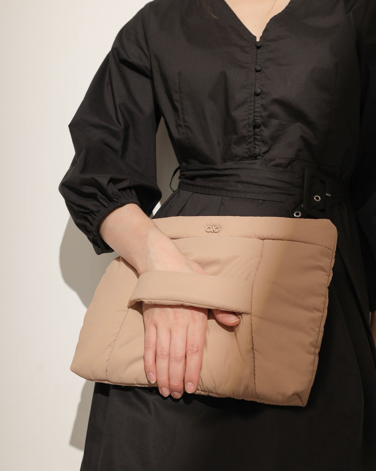 COSY PUFFY CLUTCH BAG IN MOCHA