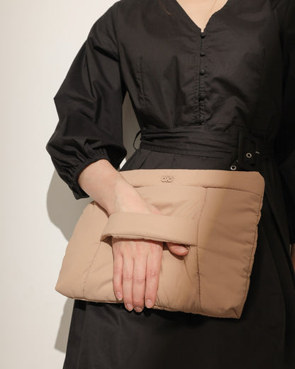 COSY PUFFY CLUTCH BAG IN MOCHA